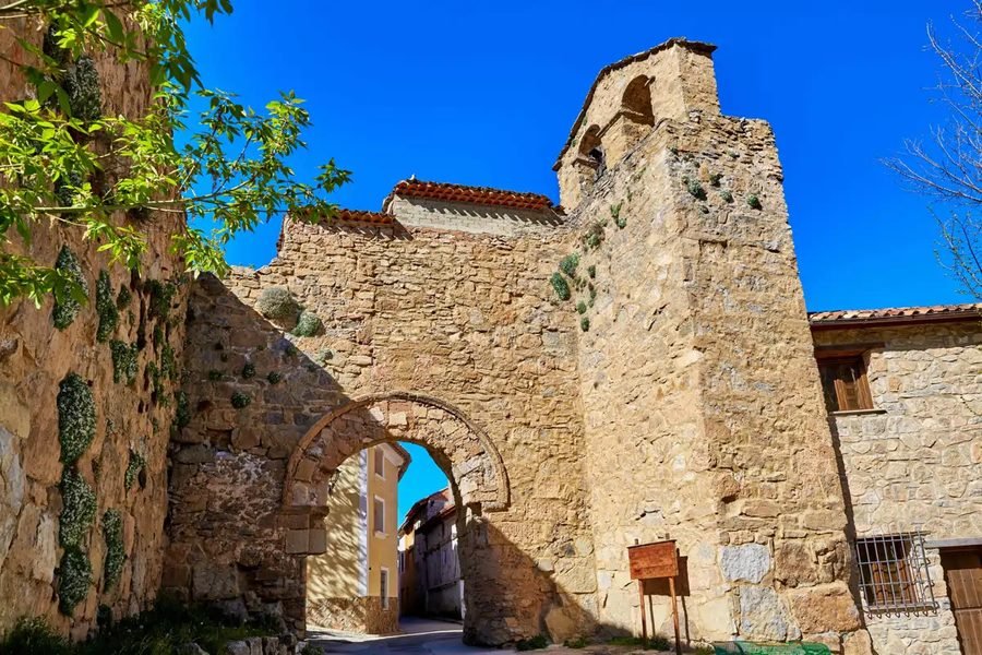 Puerta de la muralla de Cañete con su torre campanario